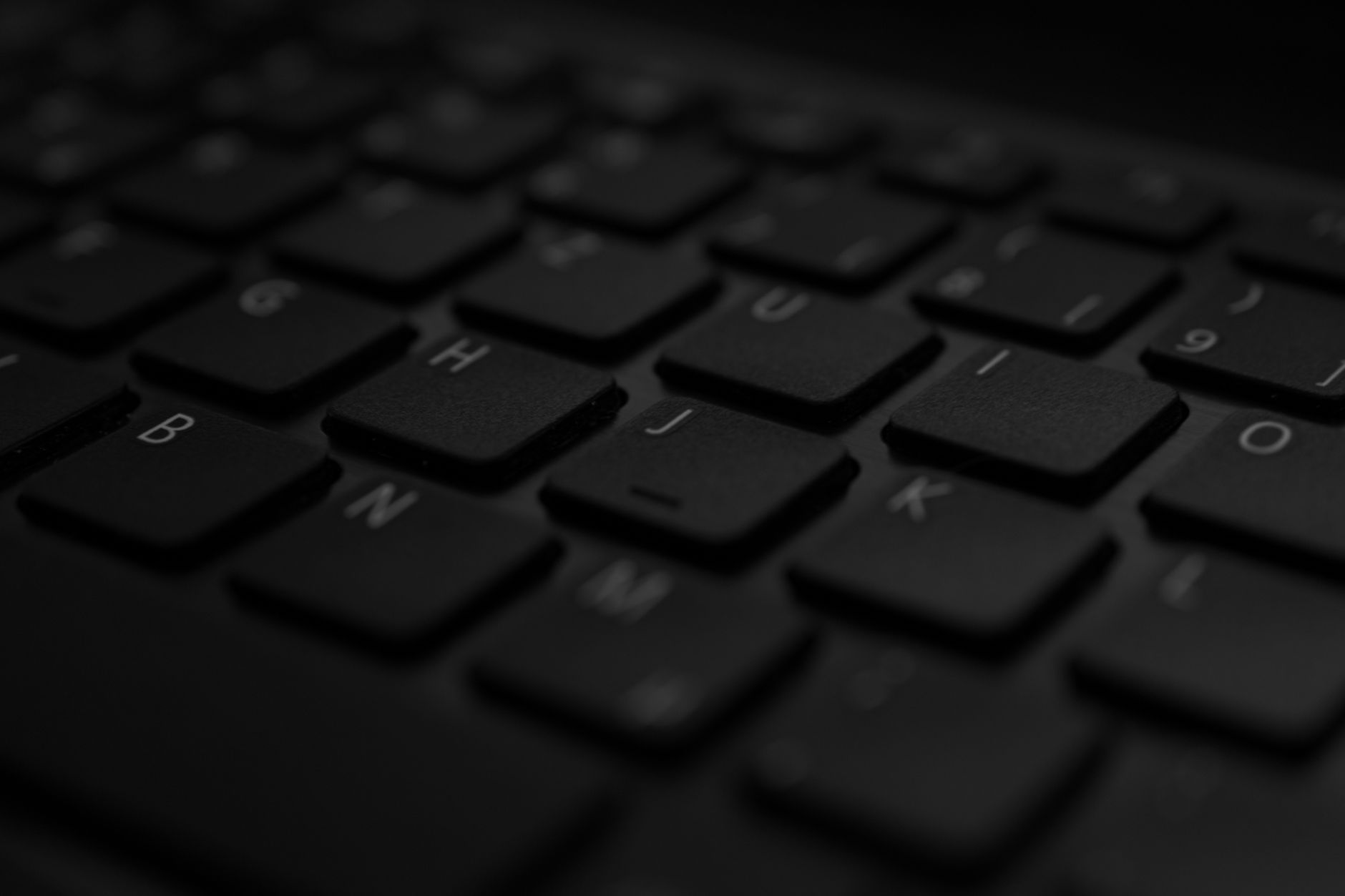 Tastatur i nærbillede i mørke