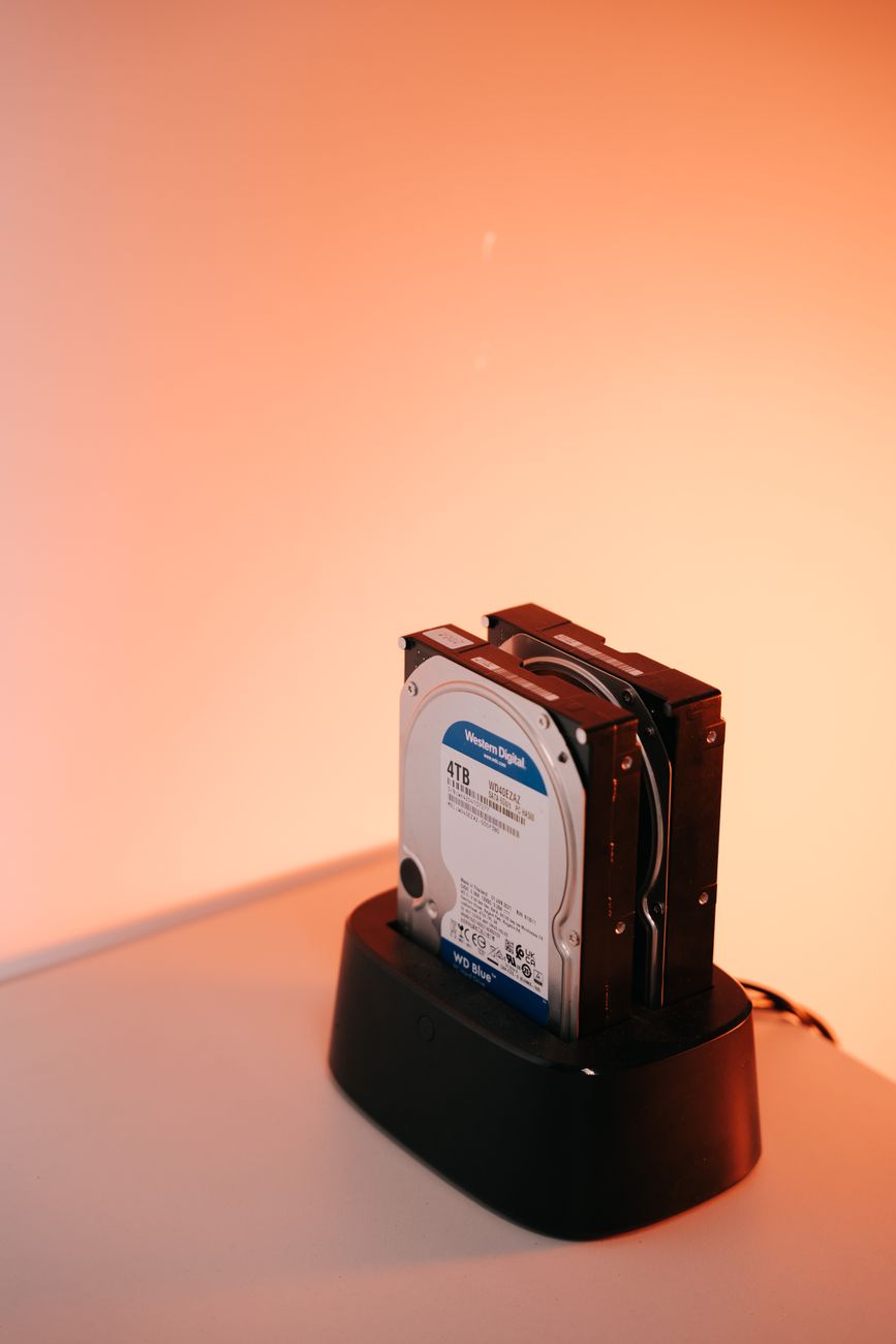 Harddisk i en dockingstation mod en orange baggrund